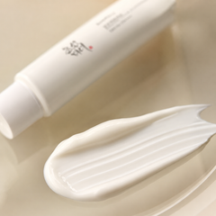 ELUNEA Rice Sun Cream SPF50+ — aplicación del protector solar facial como último paso de la rutina de mañana
