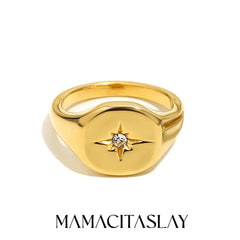 Anillo Nova — sello dorado con estrella grabada y microcirconita, vista principal