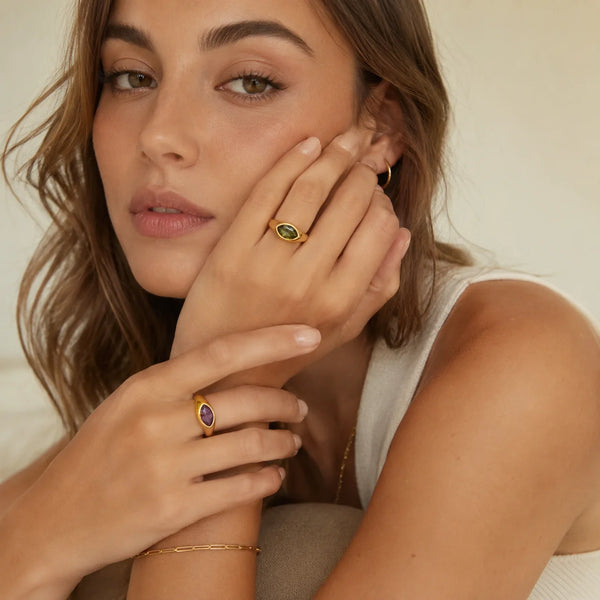 Anillo Marquise — signet dorado con circonita marquise, vista 4