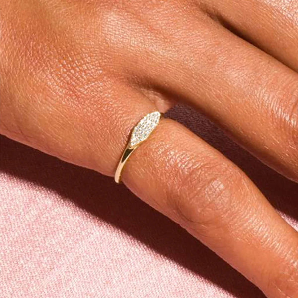 Anillo Line — anillo fino dorado con microcirconitas engastadas, vista principal