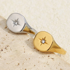Anillo Nova — sello dorado con estrella grabada, vista 4