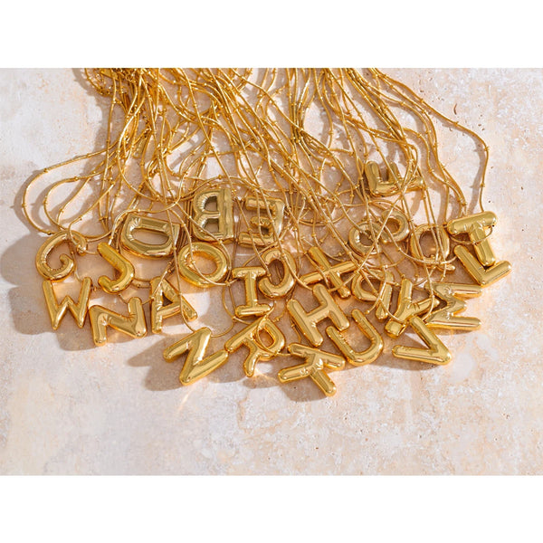 Collar Initial — colgante inicial dorado, letras A–Z disponibles