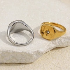 Anillo Nova — sello dorado con estrella grabada, vista 5